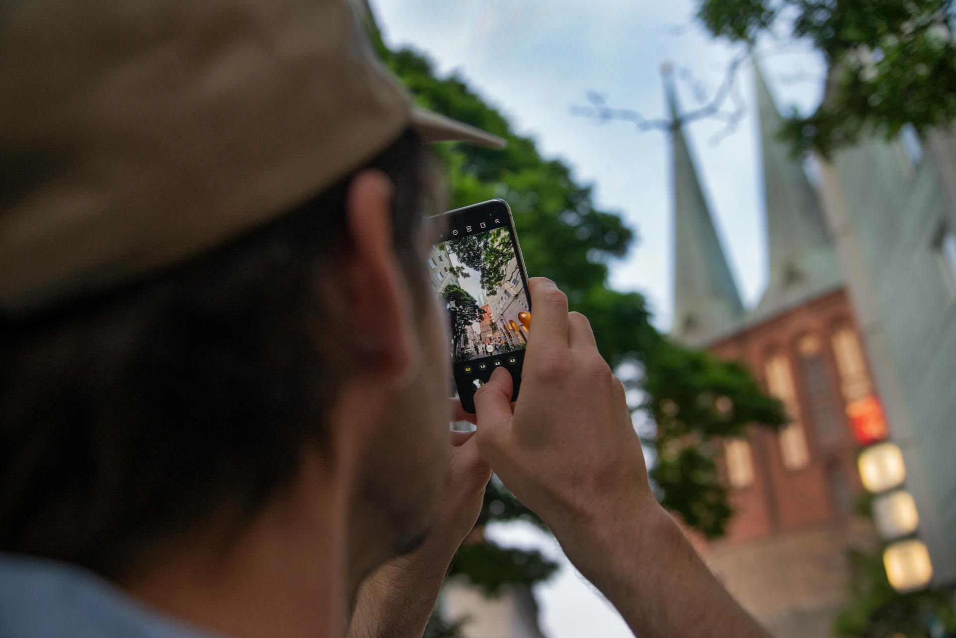 Czy drogi smartfon jest potrzebny do zwiedzania Małopolski? Co daje telefon do 2500 zł w podróży